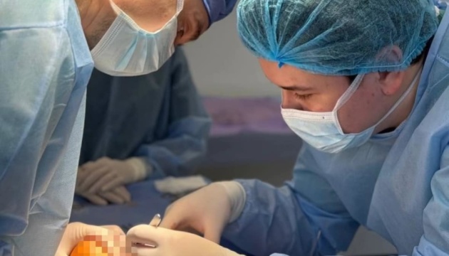 Львівські хірурги видалили волонтеру пухлину та врятували ногу від ампутації