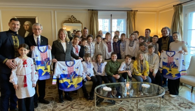 Почесний консул України зустрівся з юними українськими хокеїстами в генконсульстві США у Квебеку