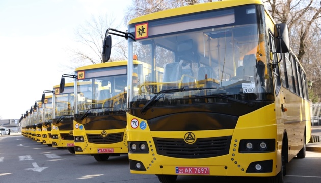 Громади Вінниччини отримали 30 шкільних автобусів