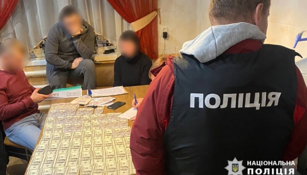 У Черкасах затримали члена ВЛК під час отримання хабаря у майже $8 тисяч