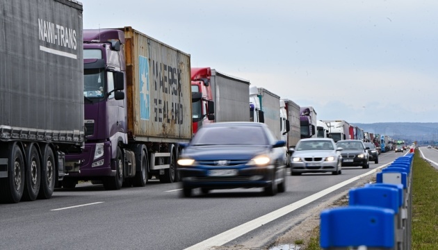Polscy rolnicy blokują ruch ciężarówek na dwóch punktach kontrolnych: w kolejce stoi 800 samochodów

