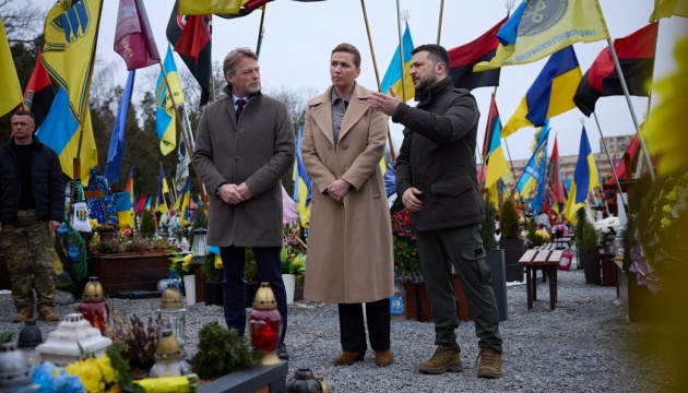 Lwiw: Selenskyj und dänische Premierministerin Frederiksen gedenken der gefallenen Soldaten