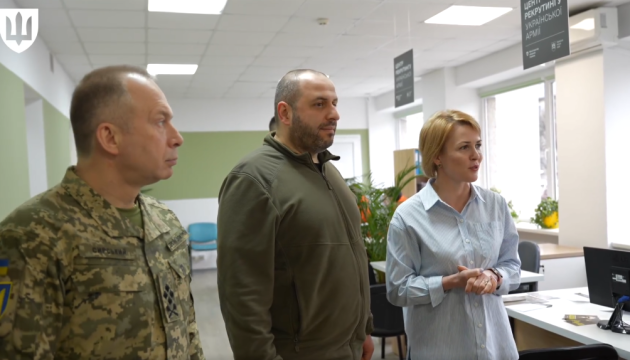 Умєров і Сирський відвідали у Львові центр рекрутингу до армії
