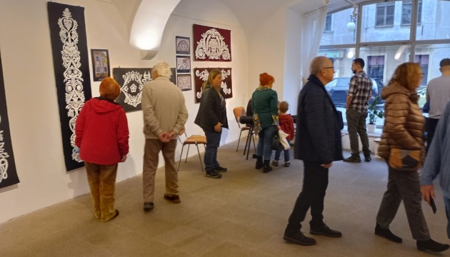 У Чехії відкрилась виставка «кам'яних вишиванок» з Нової Каховки