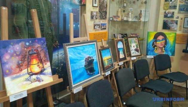У Чернівцях відкрили виставку художників-аматорів «Маріуполь. Життя з надією»
