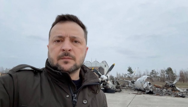 Друга річниця вторгнення: Зеленський звернувся до українців з аеропорту Гостомеля