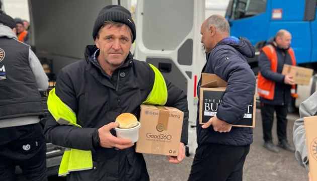 Заблокованим на польському кордоні українським водіям доставили продукти і гарячі обіди