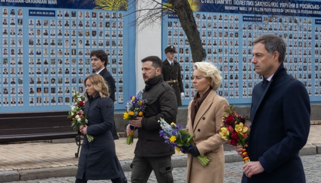 Zelensky and foreign leaders lay flowers at 
