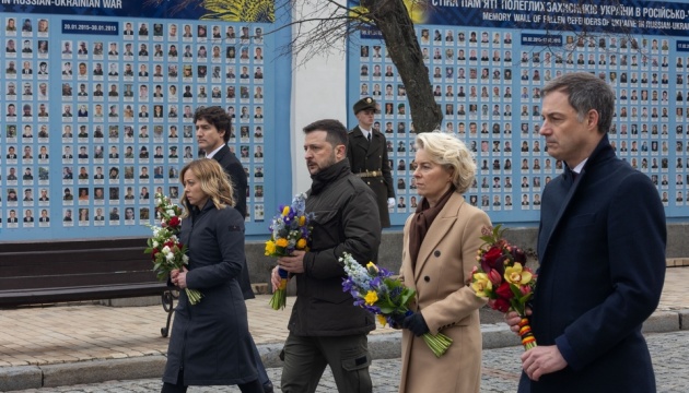 Selenskyj und ausländische Politiker legen Blumen an „Gedenkmauer“ nieder