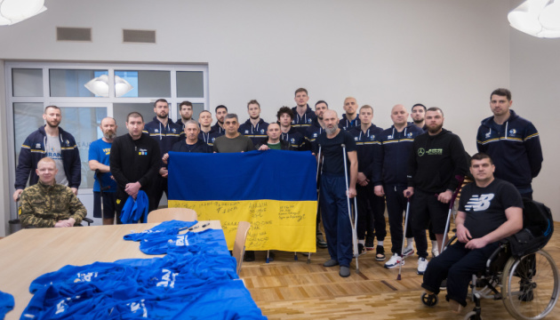 Збірна України з баскетболу відвідала захисників у госпіталі в Юрмалі