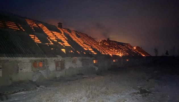 Унаслідок ворожого обстрілу на Харківщині загорілась ферма