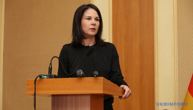 Бербок привітала схвалення Палатою представників США пакету допомоги Україні