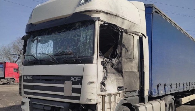 Росіяни скинули з дрона вибухівку на вантажівку у Нікополі, є загиблий