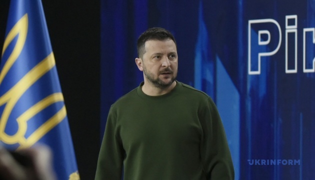 ウクライナが青と黄の旗の下で武器を手に食い止めているから、ロシアは前進していない＝ゼレンシキー宇大統領