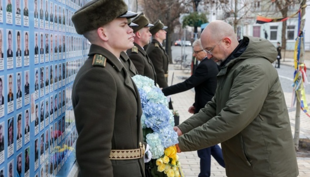 Primeros ministros de Ucrania y Bulgaria rinden homenaje a los soldados caídos en Kyiv