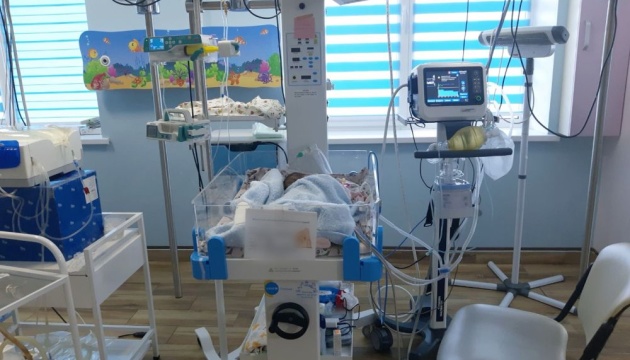 Львівські лікарі врятували двомісячну дівчинку, яка через кісту не могла дихати
