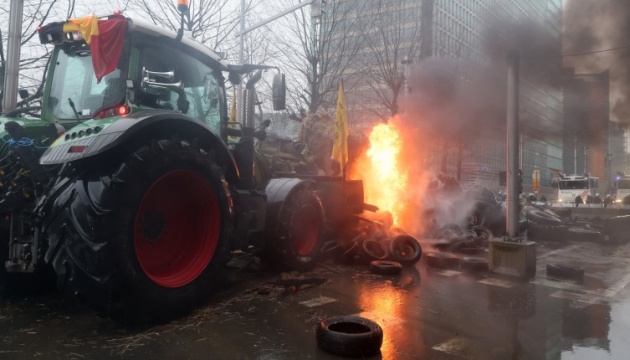 У Брюсселі поліція водометами розігнала протест фермерів