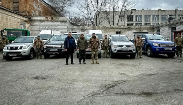 На Полтавщині військовим передали ще п'ять пікапів