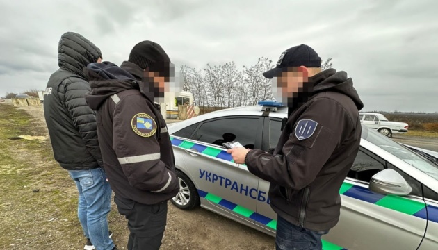 На Миколаївщині затримали посадовця Укртрансбезпеки - вимагав хабарі з перевізників