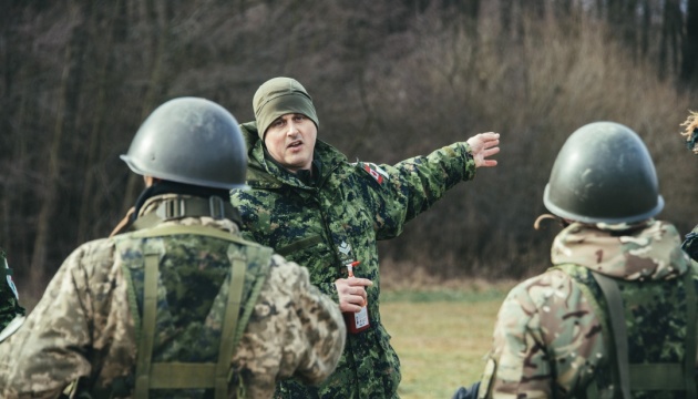 Канадські військові показали, як навчають українських захисників такмеду