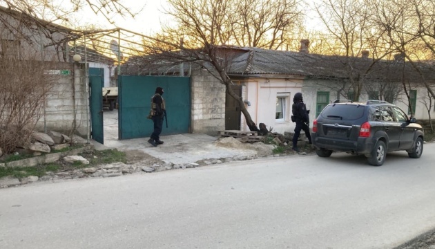 У Криму окупанти провели обшуки в чотирьох кримських татар та мечеті