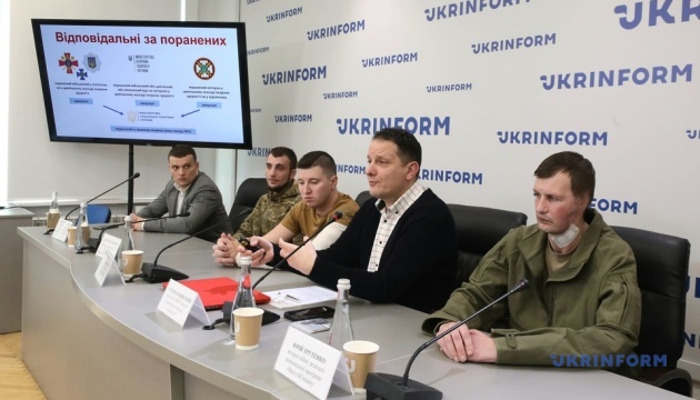 У Києві презентували посібник-інструкцію для військових «Дороговказ пораненого» 