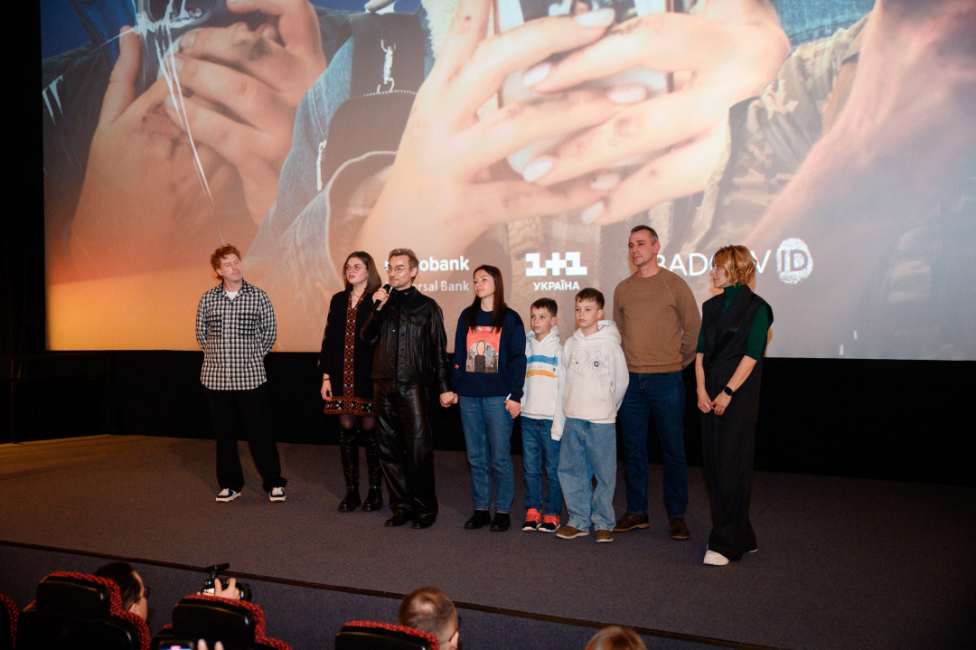Alan Badoev mit den Teilnehmern des Films „Der lange Tag“