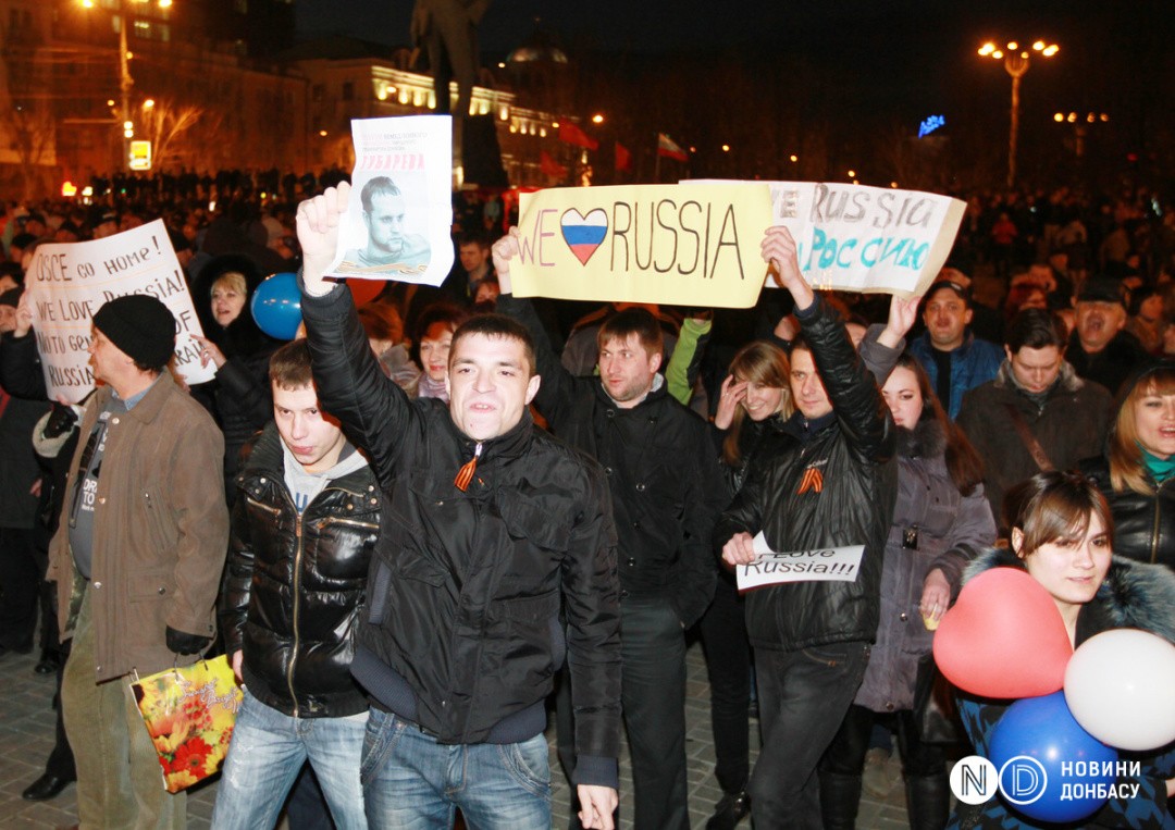 Прихильники Росії на площі Леніна у Донецьку 13 березня 2014 року. Фото: Сергій Ваганов