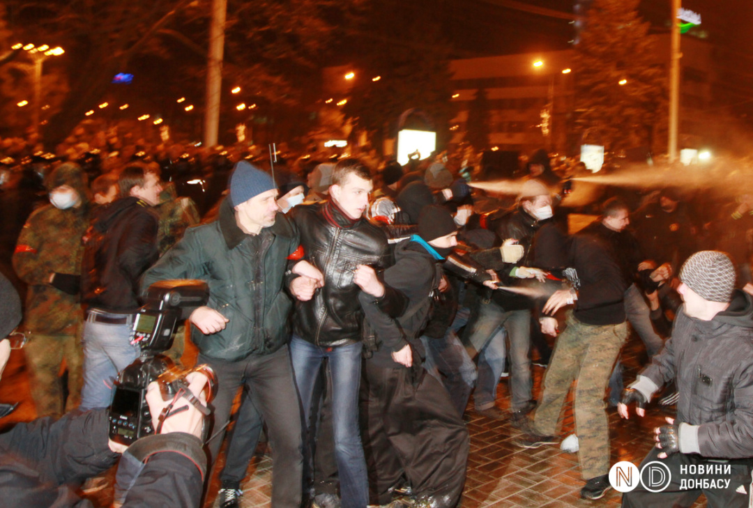 Напад на учасників проукраїнського мітингу на площі Леніна у центрі Донецька, 13 березня 2014 року. Фото: Сергій Ваганов
