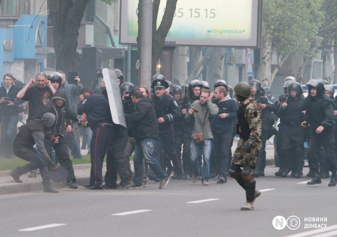Проукраїнський мітинг 28 квітня 2014 року у Донецьку закінчився нападом агресивних прихильників Россі. Фото: Сергій Ваганов