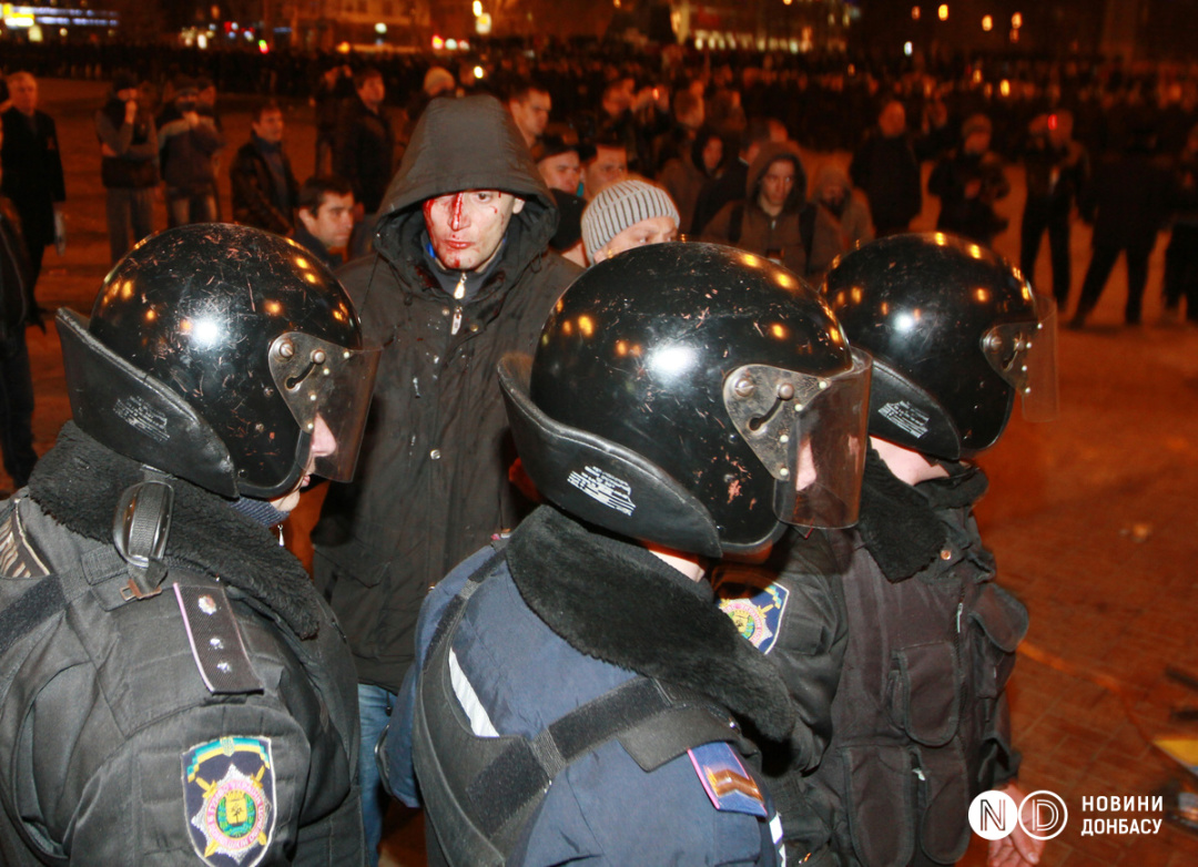 Напад на учасників проукраїнського мітингу у центрі Донецька, 13 березня 2014 року. Фото: Сергій Ваганов