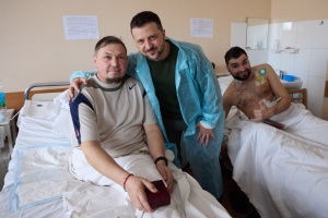 Zelensky, Rutte visit Ukrainian defenders in military hospital in Kharkiv