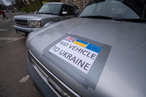 Британські фермери передали українським військовим 27 пікапів із гуманітарною допомогою