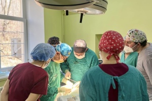 У Львові хірурги зі США допомогли сформувати піднебіння хлопчику з тканин щоки