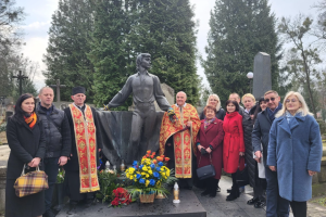 Біля могили Володимира Івасюка у Львові заспівали «Червону руту» та «Водограй»
