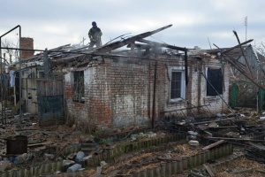 Russian troops hit Nikopol with heavy artillery, damaging private houses and power lines