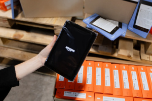 Amazon передав майже 5 000 цифрових пристроїв для українських школярів