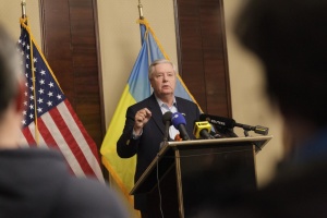 Україна має показати росіянам, що бореться, незалежно від дій США - сенатор Грем