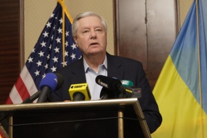 Le sénateur américain Lindsey Graham s'adresse aux Russes : Poutine vous mène dans le précipice