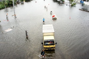 Паводок в Індонезії: затоплені селища, евакуювали десятки тисяч людей