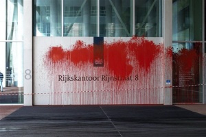 Пропалестинські активісти облили червоною фарбою будівлю МЗС Нідерландів