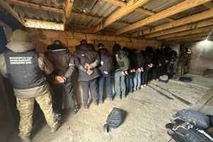 ウクライナ中部で徴兵逃れの男性１２人の隠れ家摘発