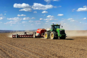 Ukraine boosts farm equipment compensation to 40% for farmers in war-affected areas