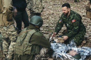 Канадські бойові медики показали, як навчають українських захисників