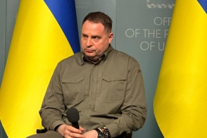 Yermak informa sobre numerosas negociaciones con Szijjártó