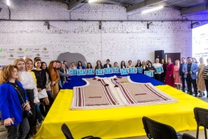 Національний рекорд: на Дніпропетровщині створили найбільший святковий кептар