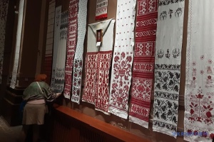 В Івано-Франківську показали близько сотні вишитих рушників з приватної колекції Сіренків