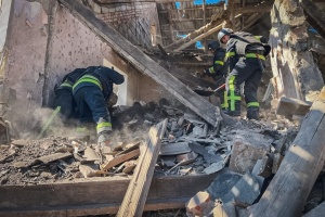 Rescuers recover body of dead woman from rubble in Donetsk region