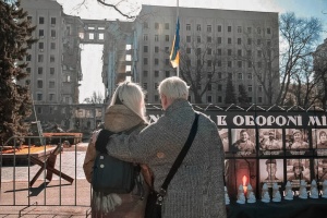 У Миколаєві вшановують пам'ять загиблих внаслідок ракетного удару по ОДА два роки тому