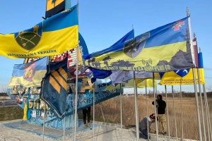 Військові оновили стелу при вʼїзді на Донеччину і встановили особливі прапори